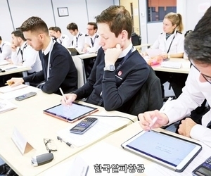 ACRON 비행학교, Ground School 학습중인 학생들